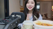 韩国好看的小姐姐吃东西,小姐姐们的美味瞬间